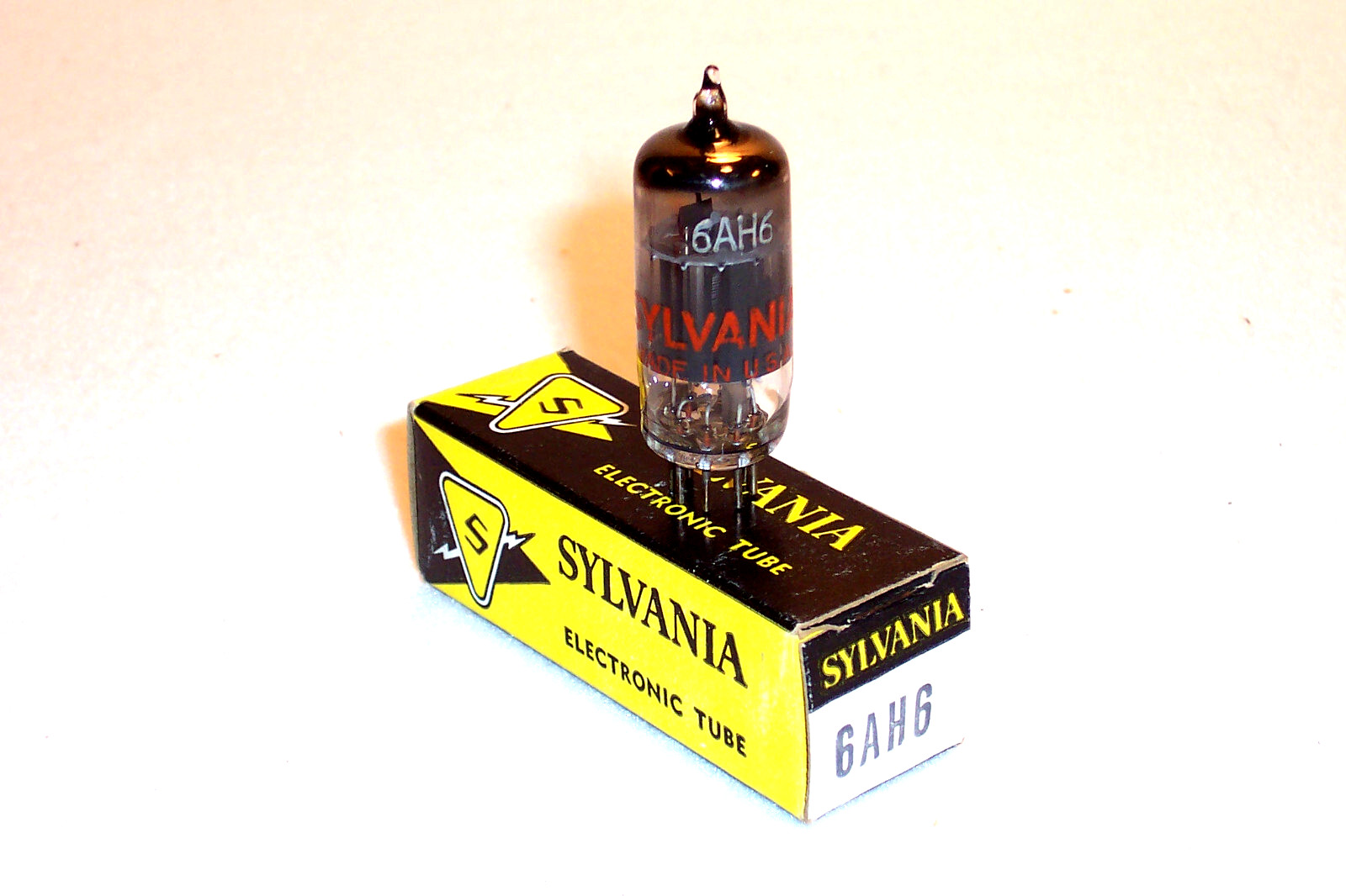 NIB / NOS FISHER 400 / 500C 6HS6 Replacement - SYLVANIA  6AH6 Blackplate