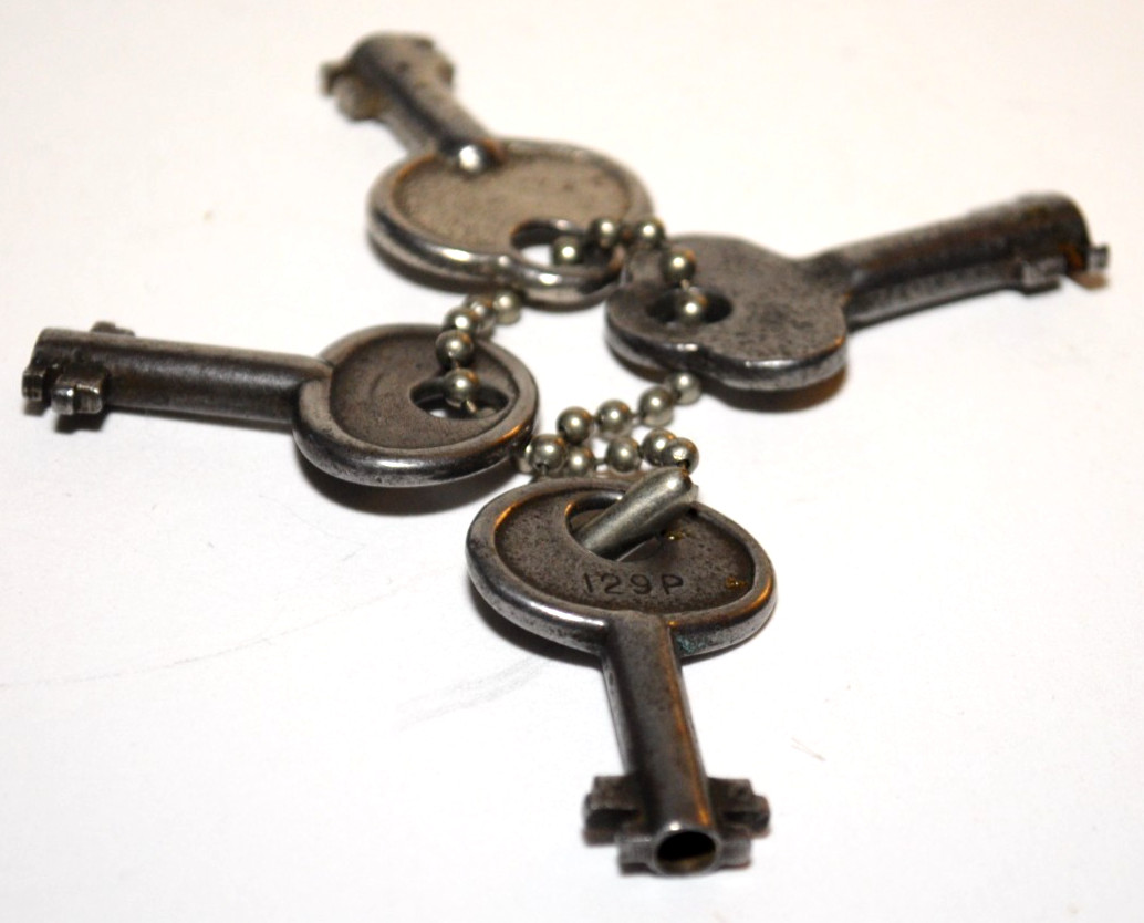 LOCK KEYS-VINTAGE-4 KEYS TOTAL