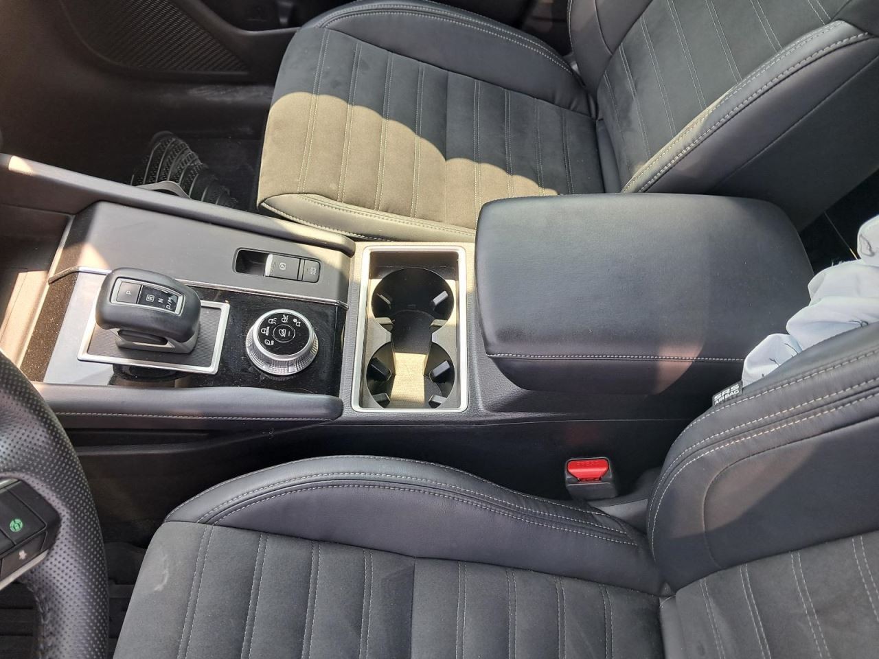 OUTLANDER 2023 Glove Box 4776795