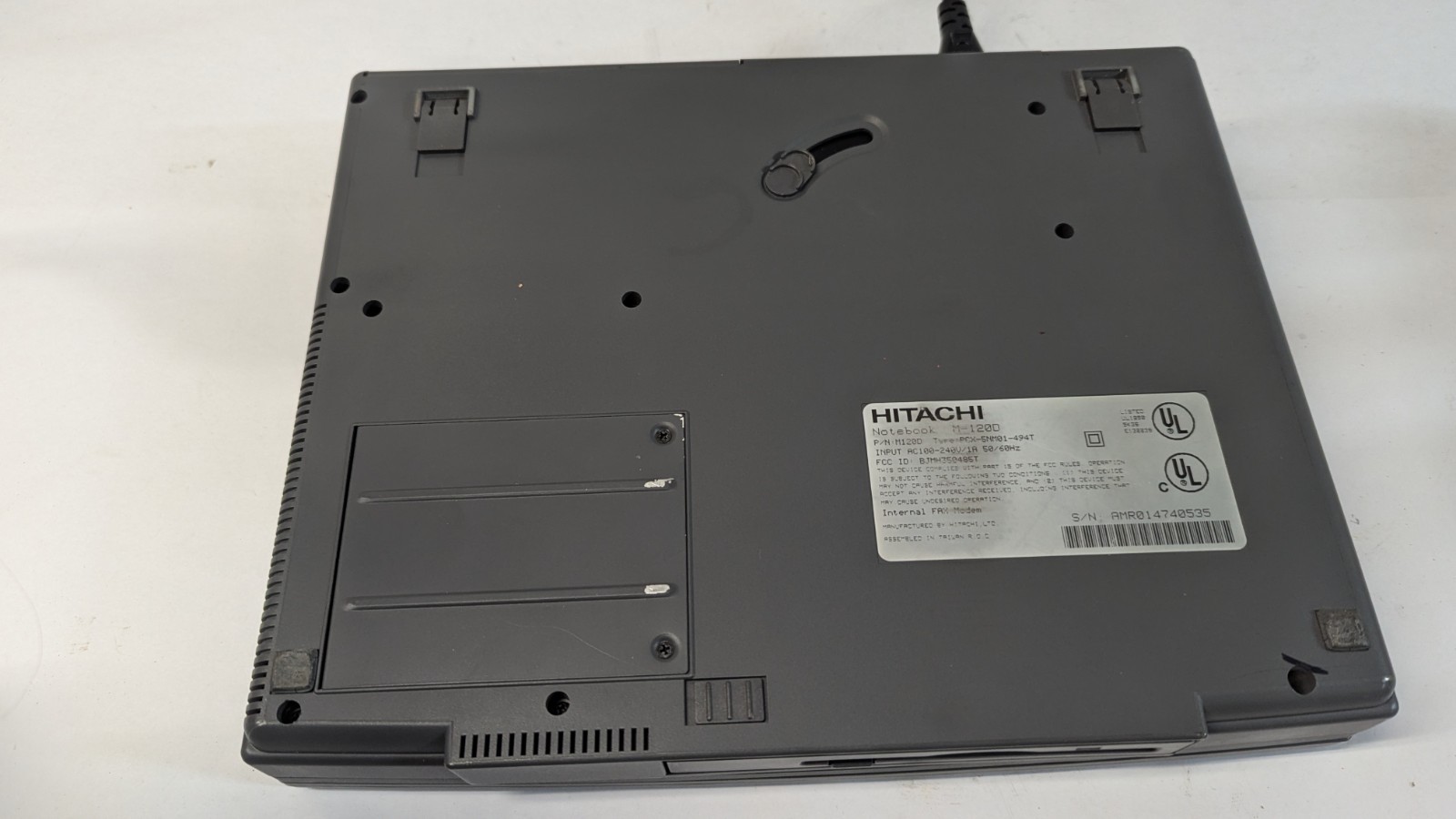 VINTAGE HITACHI M-1200 LAPTOP COMPUTER TURNS ON