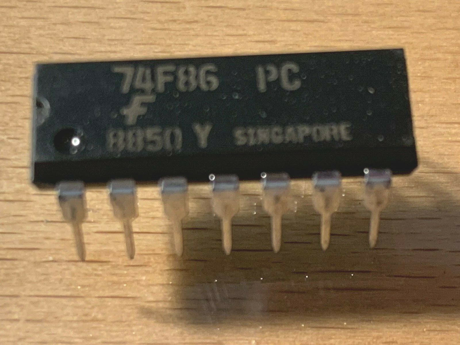 Fairchild IC - 74F86 - Quad 2-input Exclusive OR Gate -  DIP- 14.