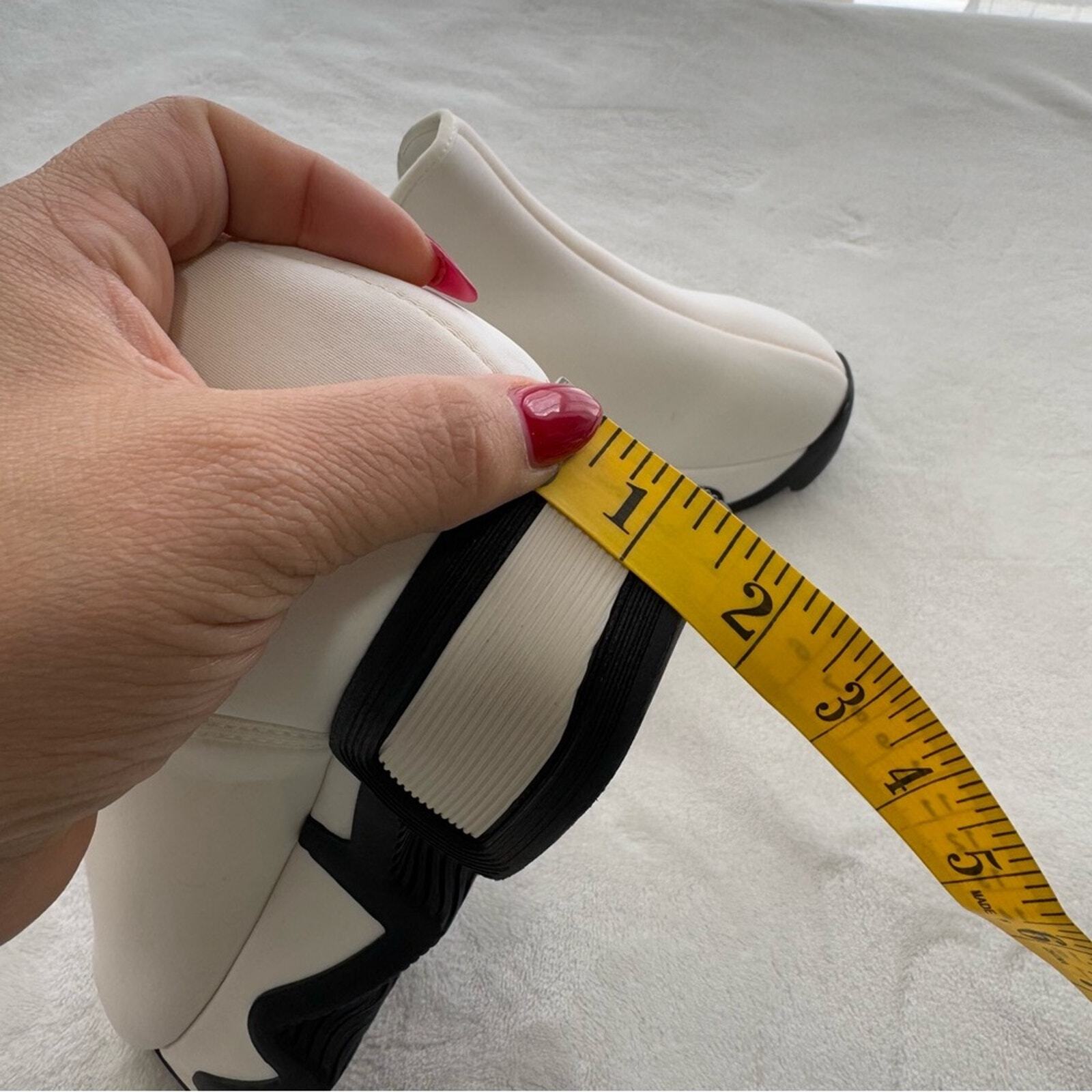 iRi Wes White Outline Low Top Sneakers Sample Sale Item Black White NWOT Women 7