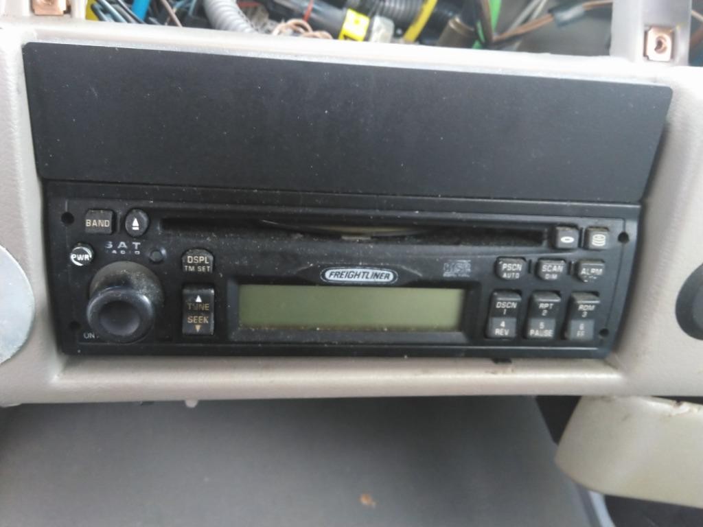 Replaces 2006 FREIGHTLINER RADIO AM/FM/CD ,  MD