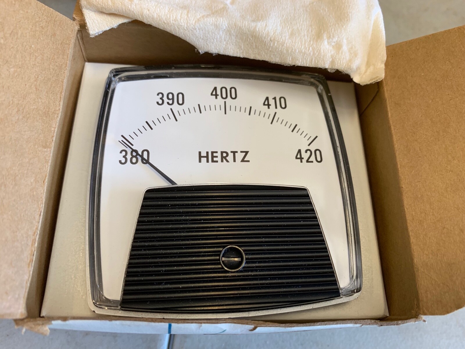 One (1) GE Panel Meter 254350BKBK2, 380-420 Hertz, NOS