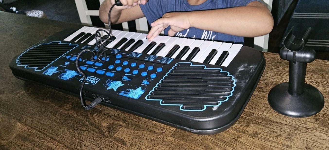 First Act Discovery 37-Key Battery Operated Keyboard Built-in Speakers & Microph