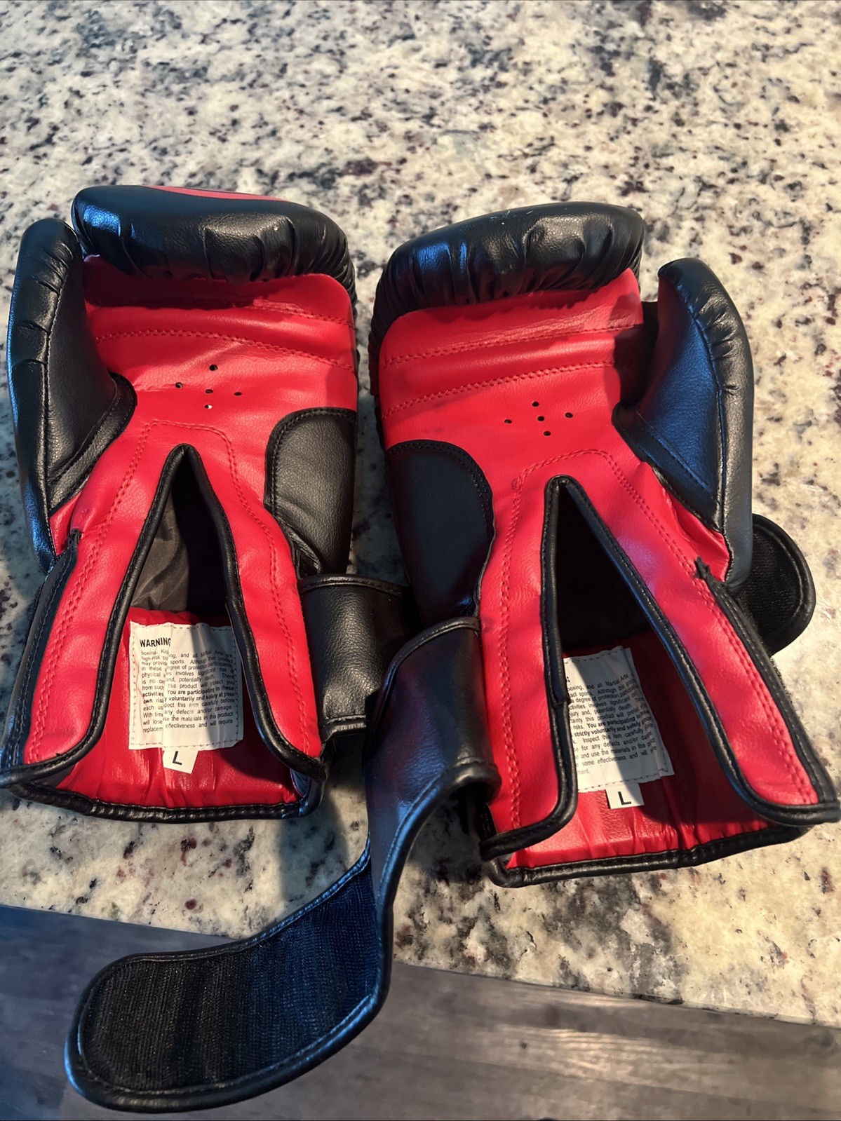 title classic boxing gloves Reg Fit Black/red