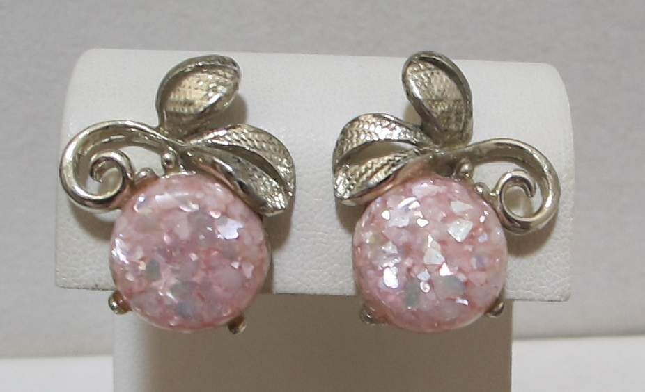 Vtg Pink Confetti Lucite Disk Gold Tone Leaves Clip Earrings 1-1/8”