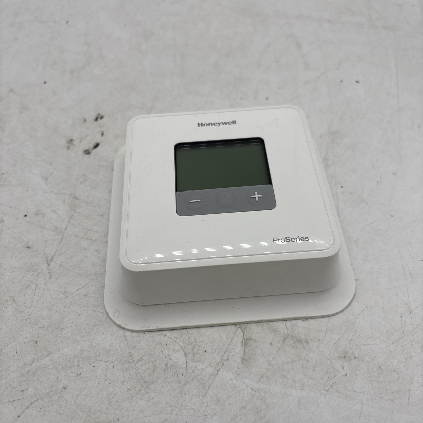 Honeywell TH1110D2009 Thermostat With Mounting Plate
