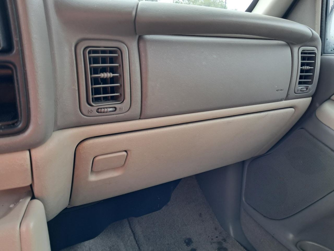YUKON     2000 Glove Box 4779662