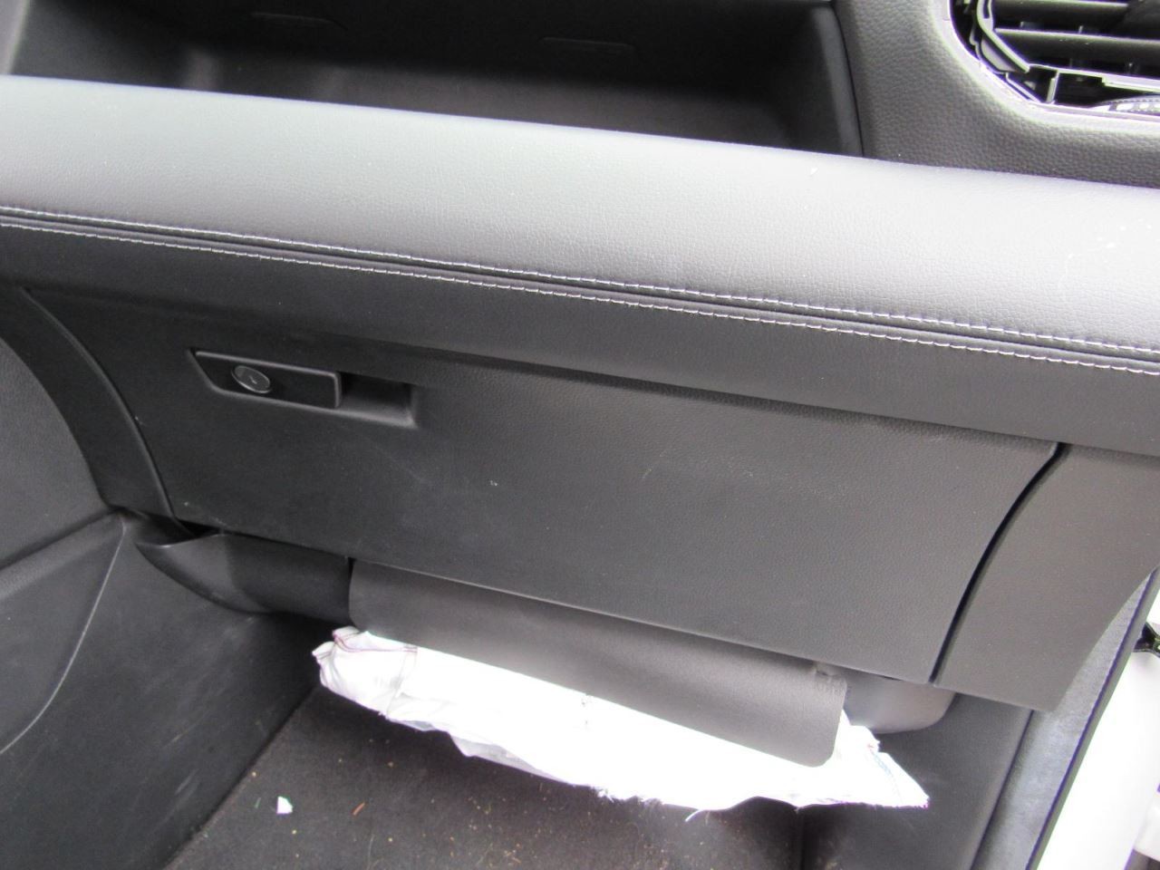PILOT     2024 Glove Box 1101898