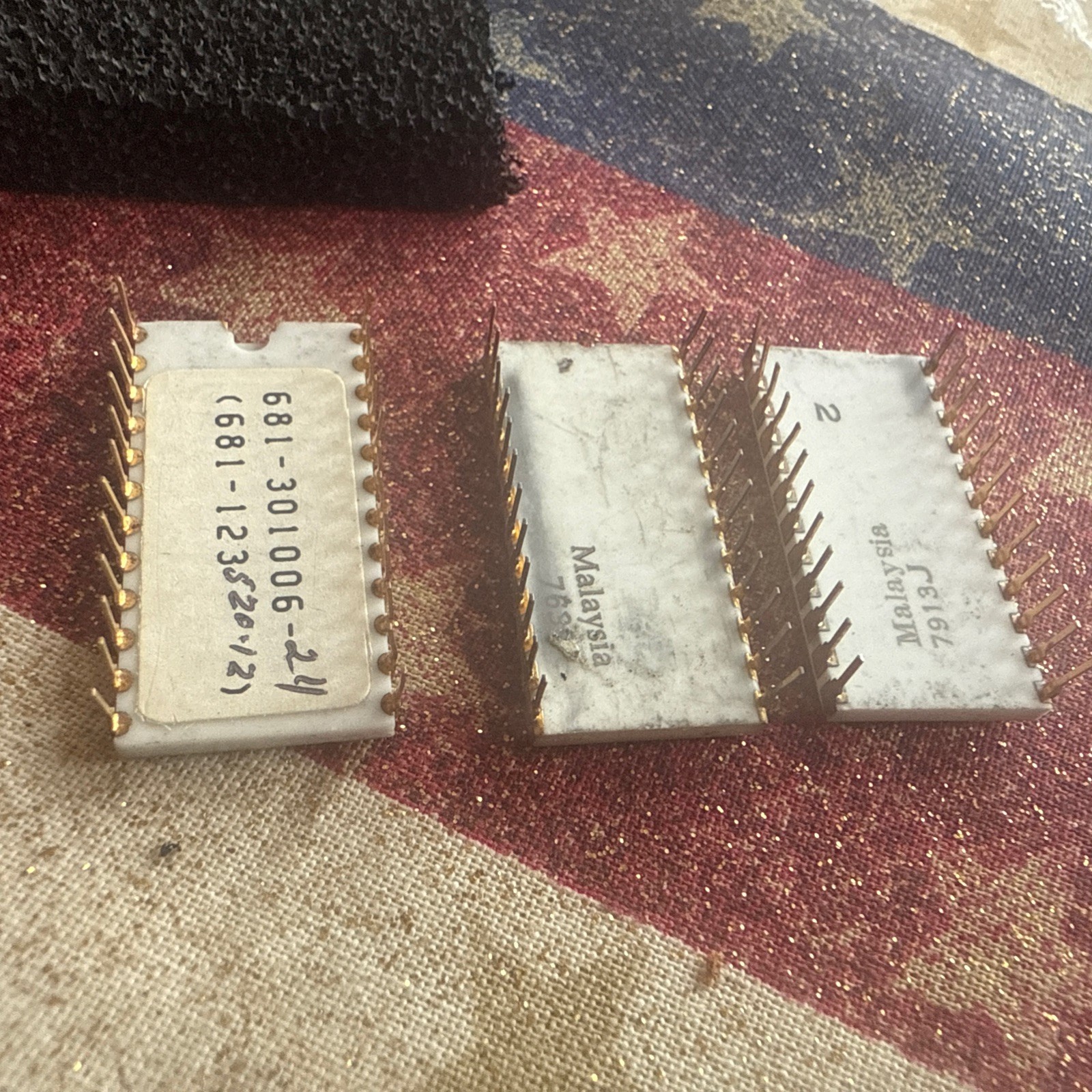 ** Quantity 3 ** Intel C2708 2708 vintage ceramic white gold EPROM PROM