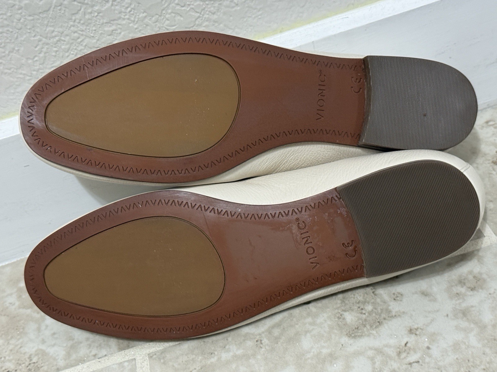 Vionic Women's Willa II Slip-On Cream Leather Flat shoes (Size 6.5)