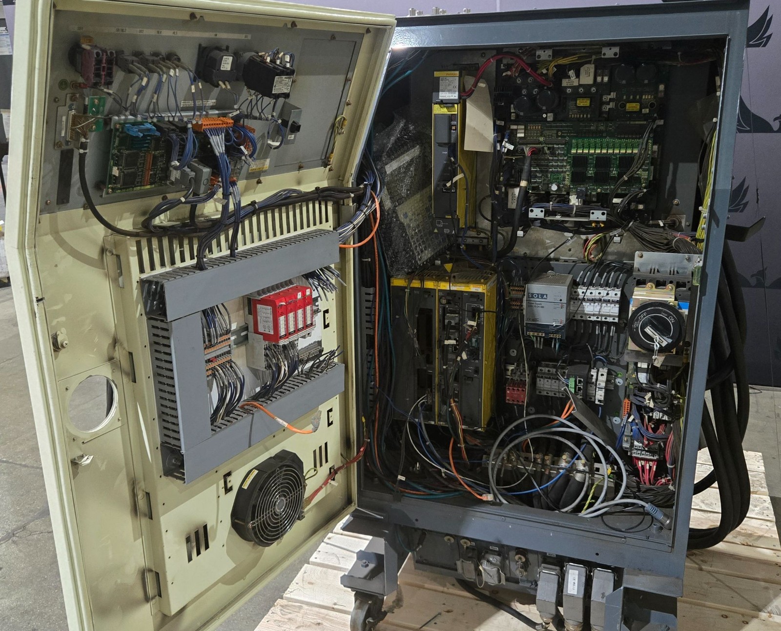 FANUC M900IA/350 Complete with R-J3iC Controller USED
