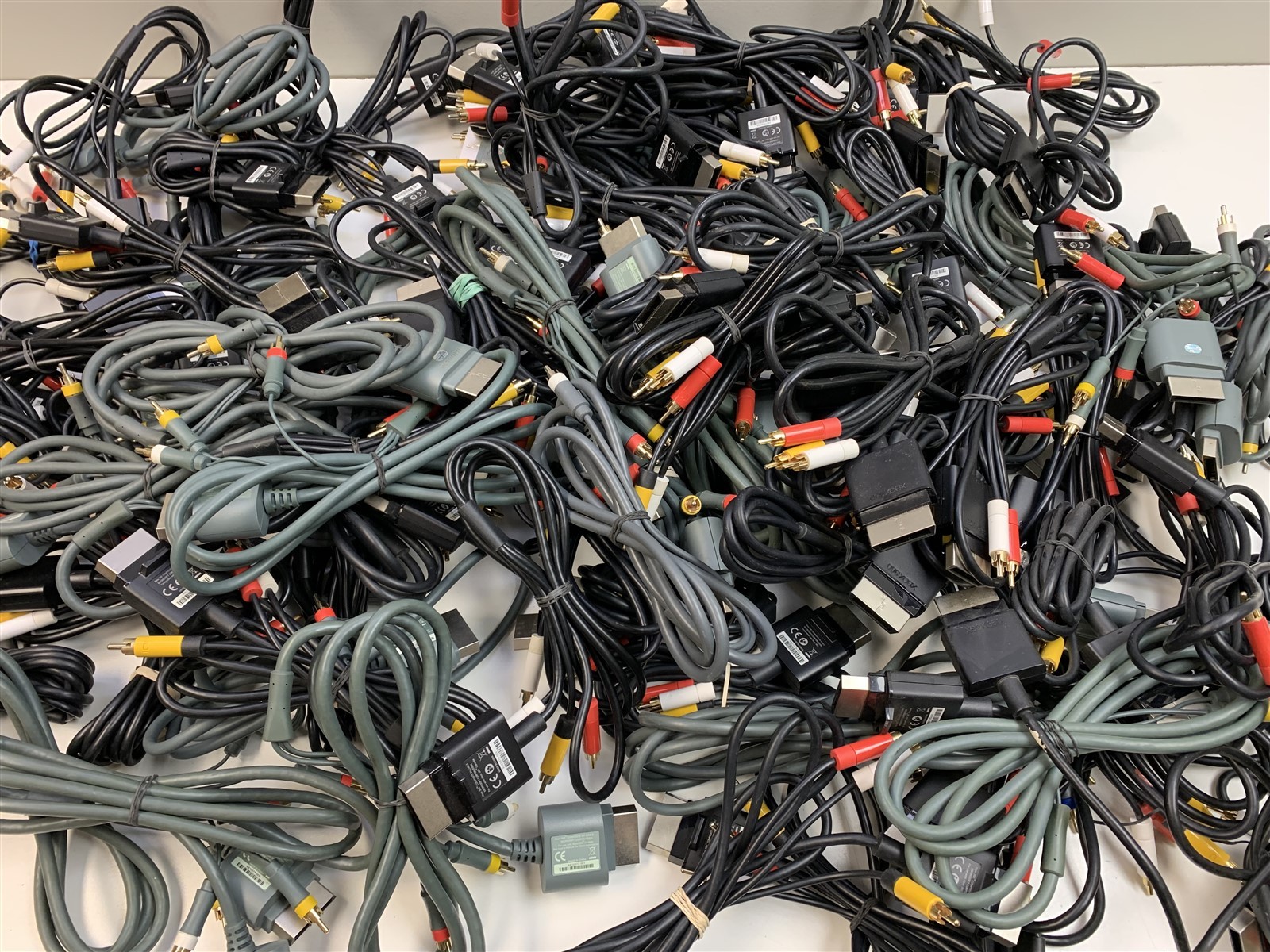 Lot of 100 - Official Microsoft Brand Xbox 360 Composite RCA Cables