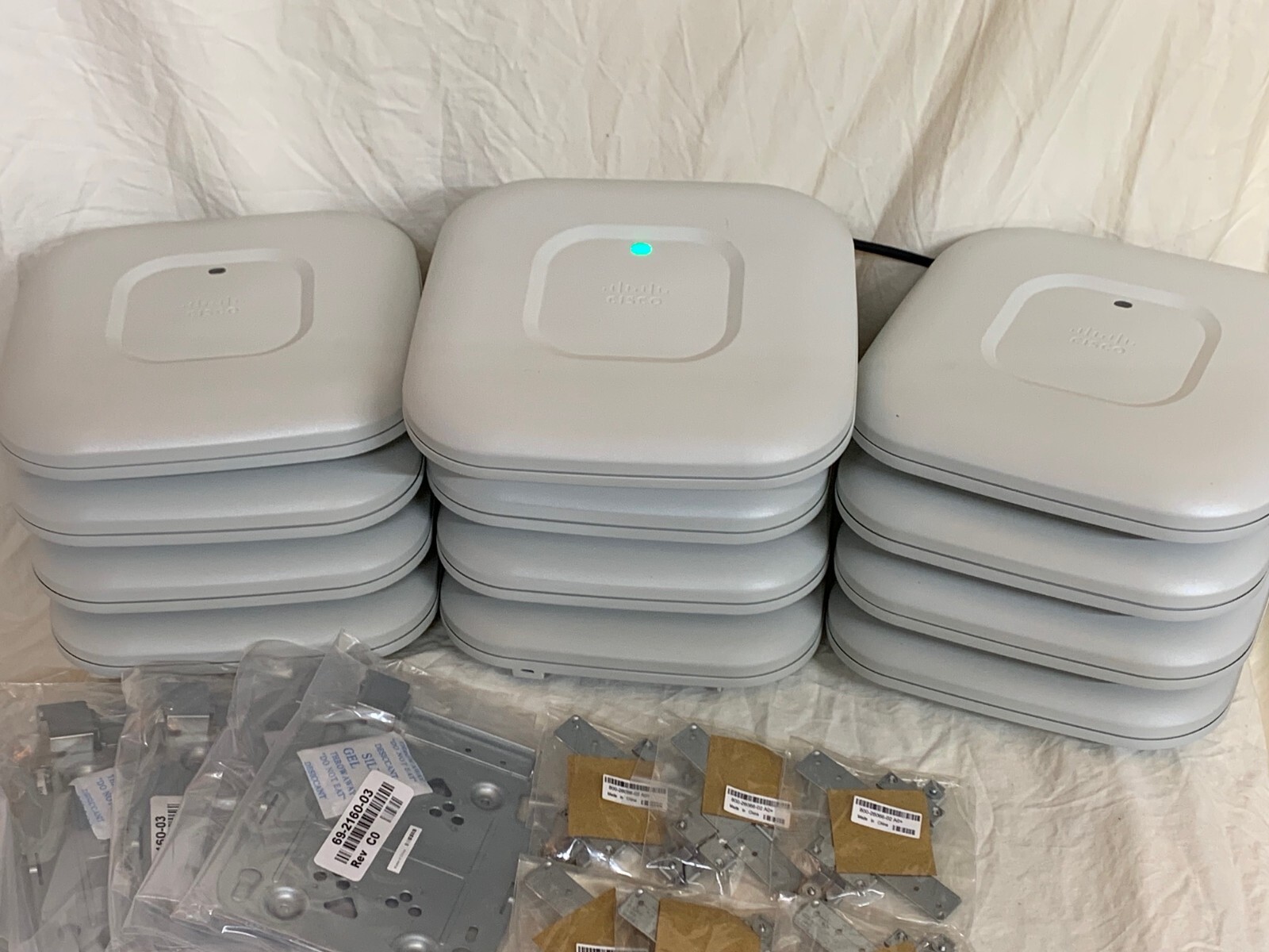 Cisco access point AIR-CAP1702I-B-K9 w/install brackets (both)