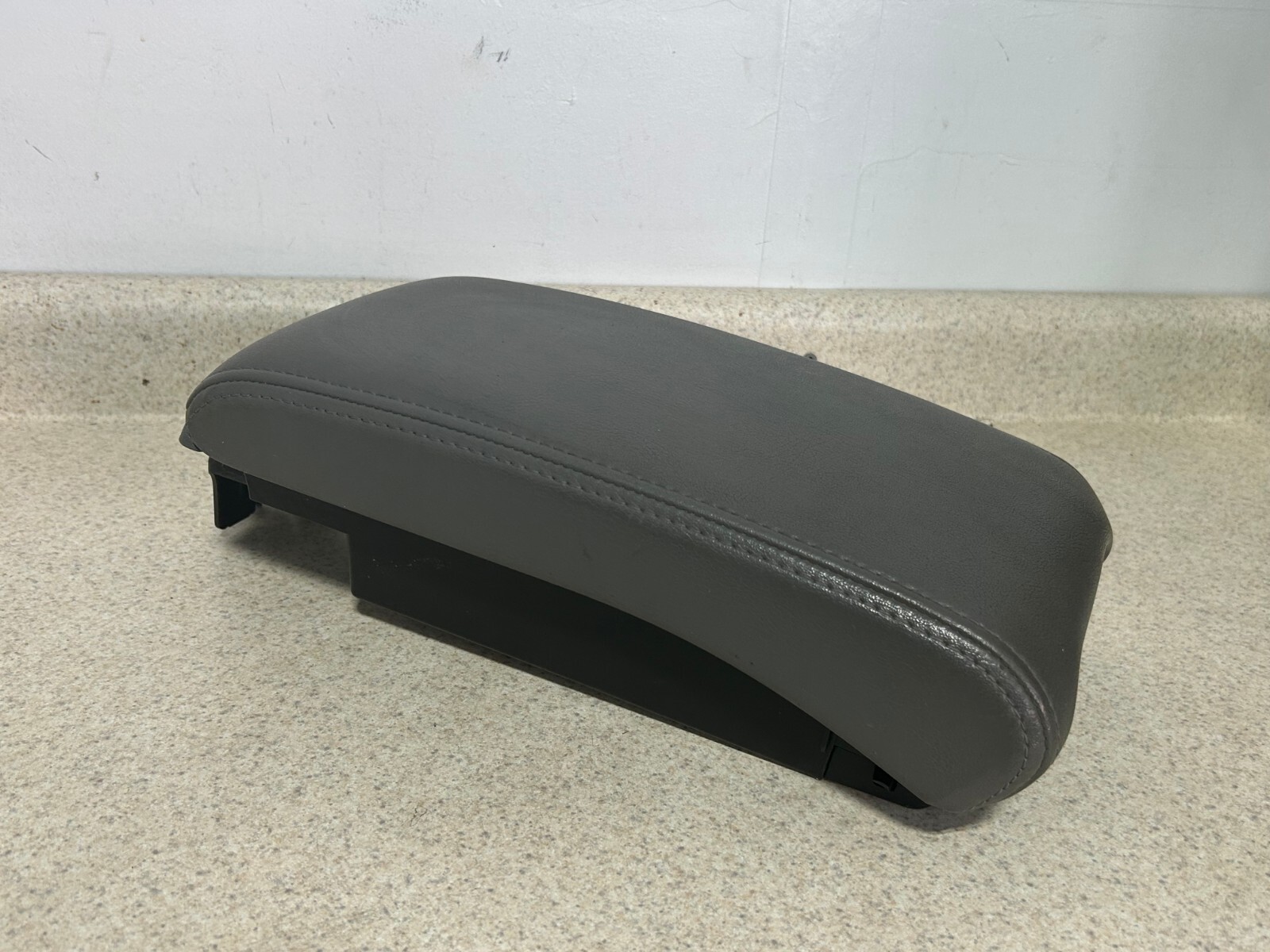 2008 2012 Chevy Malibu Center Console Arm Rest Lid Leather Gray OEM