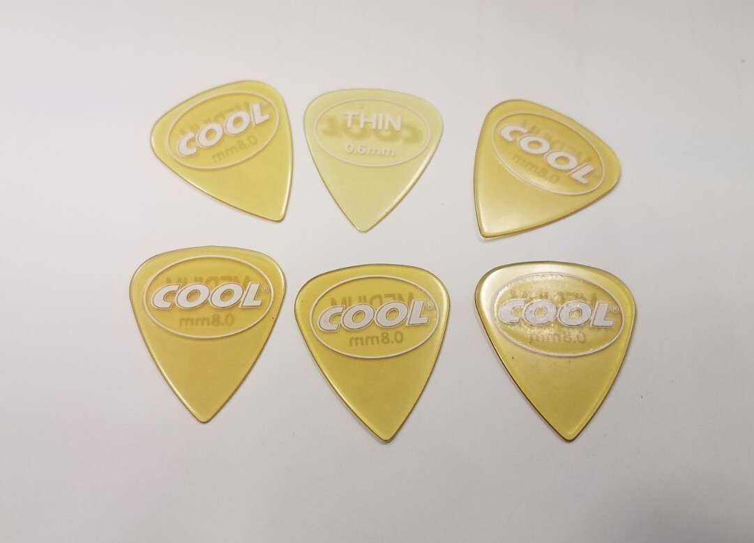 6 x Cool 0.80mm Beta Carbonate Standard Guitar Picks rubberized grip
