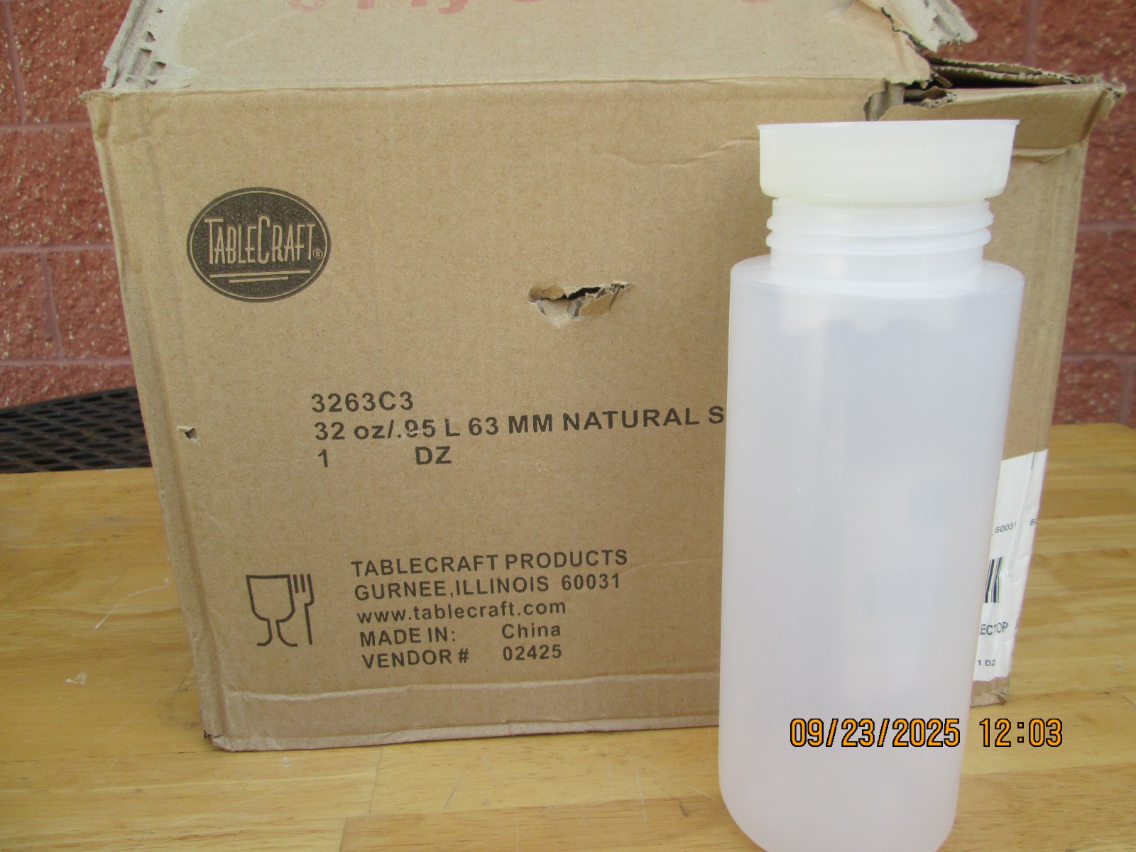 TableCraft 3263C3 SelecTop Wide Mouth Triple Tip 32 oz Squeeze Bottle