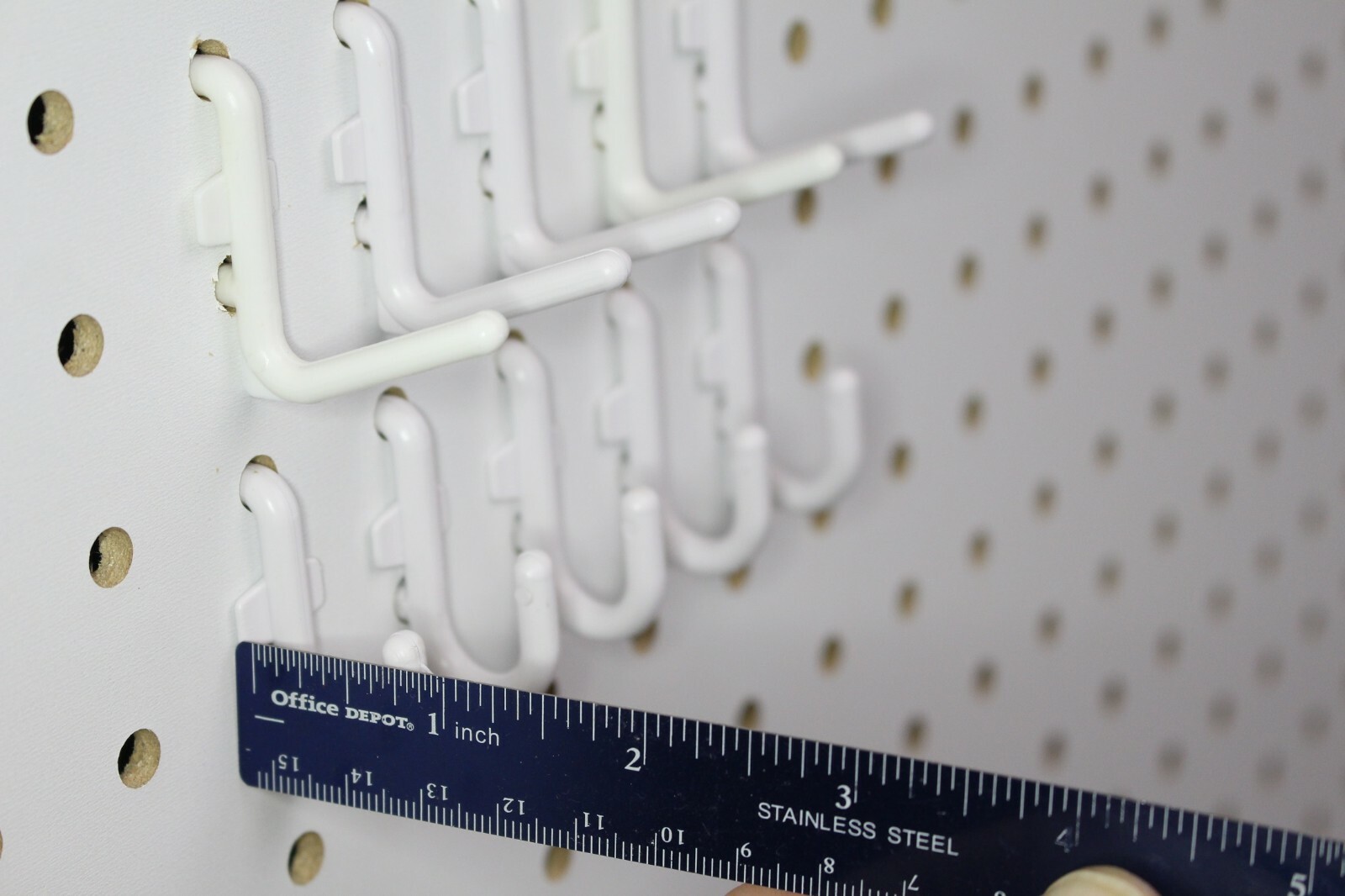Plastic White J & L Style Pegboard Hooks Kit - 250 Pack PEGBOARD NOT INCLUDED