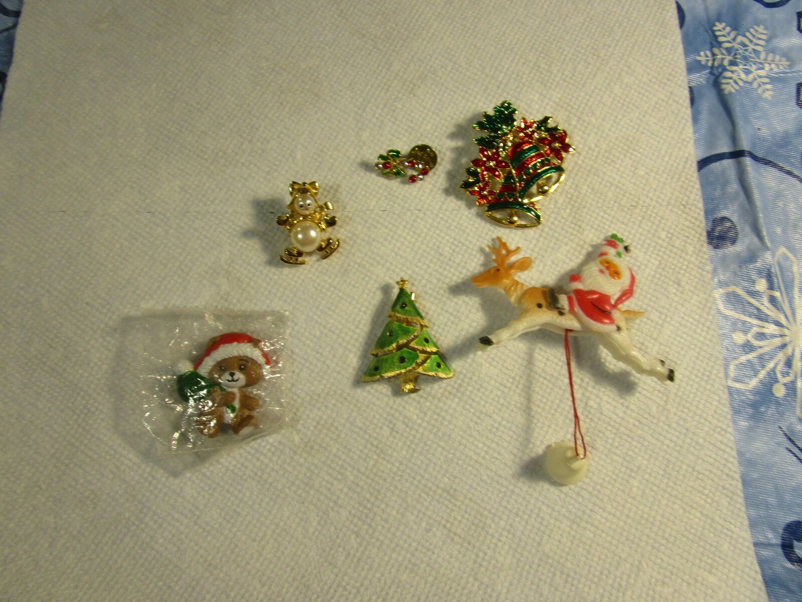 LOT OF 6 LOVELY CHRISTMAS [ BROOCH/PINS ]~~SEE PHOTOS!!