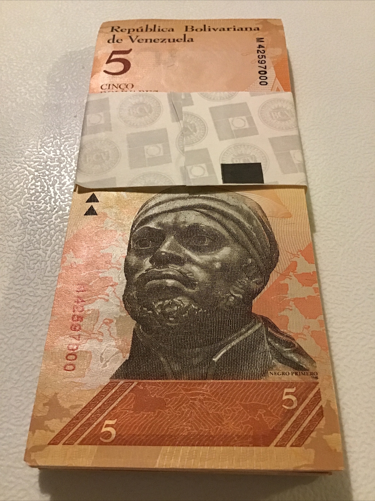 Venezuela Banknote Bundle. 100 X 5 Bolivares. Dated 2011. Unc Banknotes.