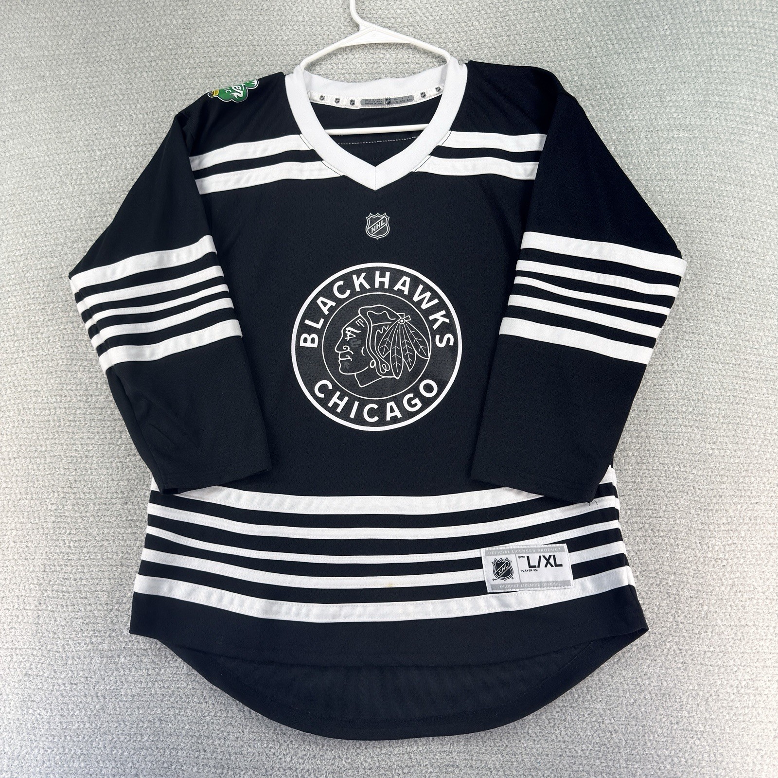 NHL Chicago Blackhawks Hockey Jersey Youth L/XL Black White 2019 Winter Classic