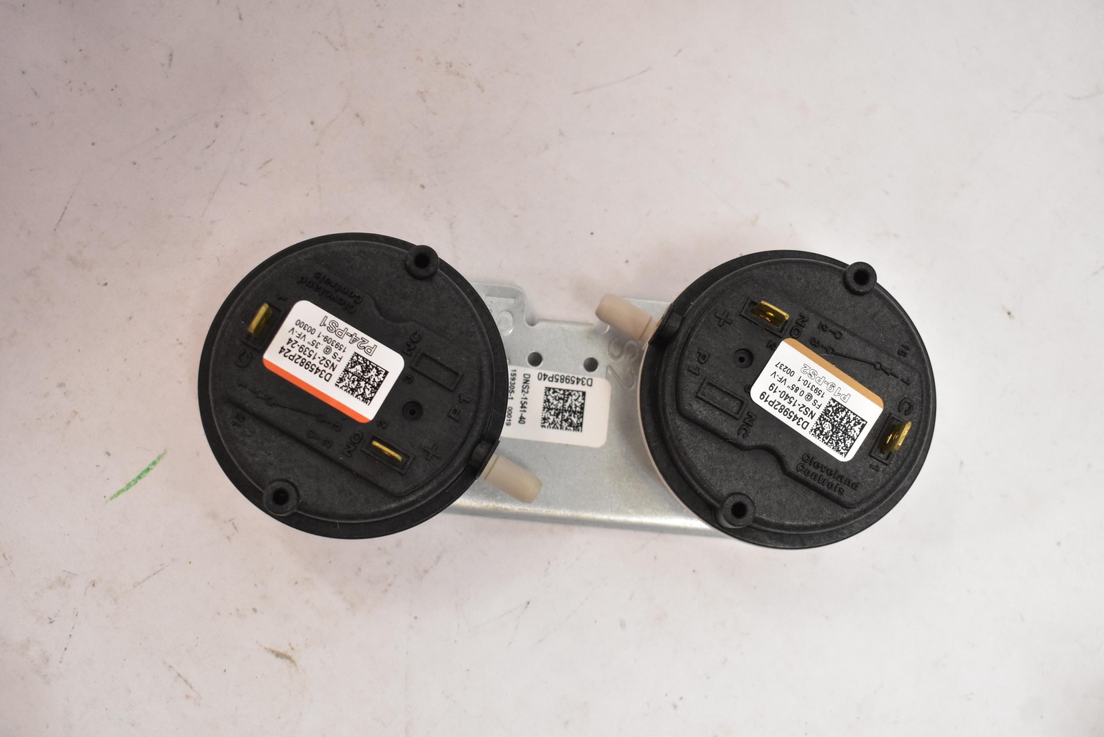 Cleveland Controls D345982P24 D345982P19 Pressure Flow Sensor Black Plastic