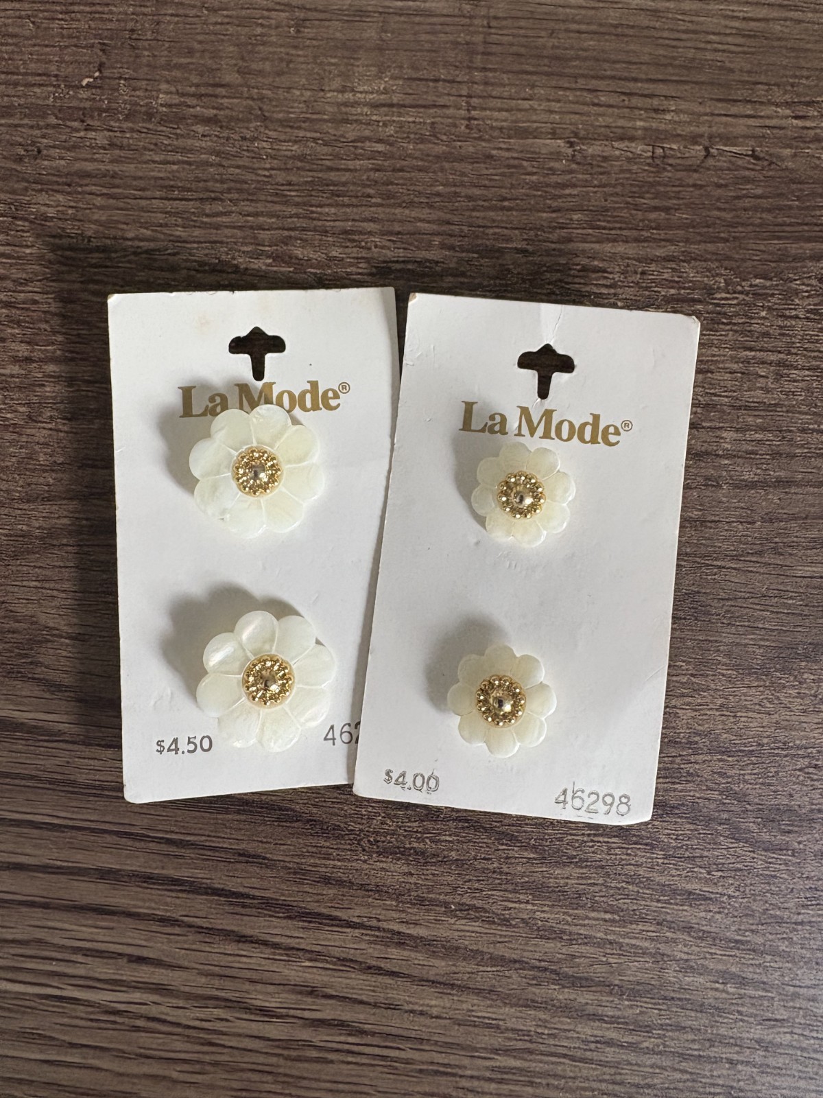 Plastic Buttons - FLOWERS  La Moda 4 count 7/8"  VINTAGE