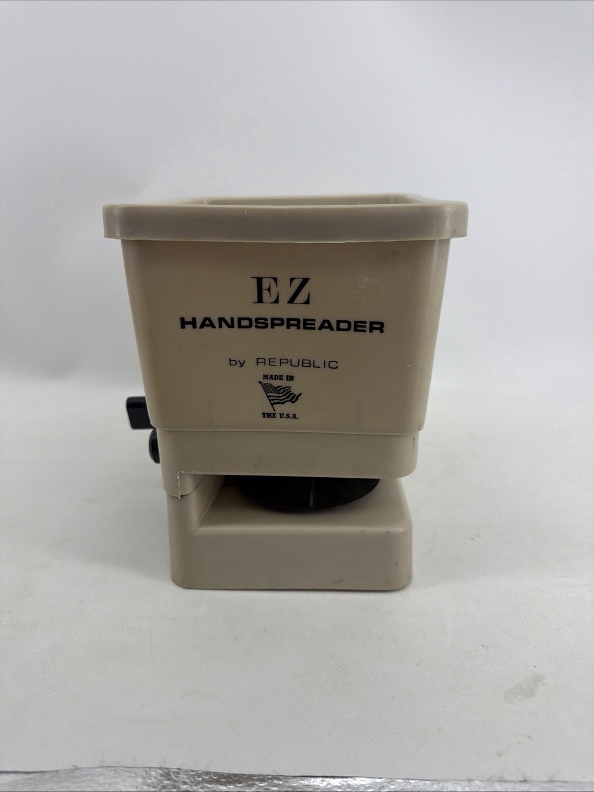 Pre-Owned Republic EZ Crank Handheld Hand Spreader for Seed & Fertilizer