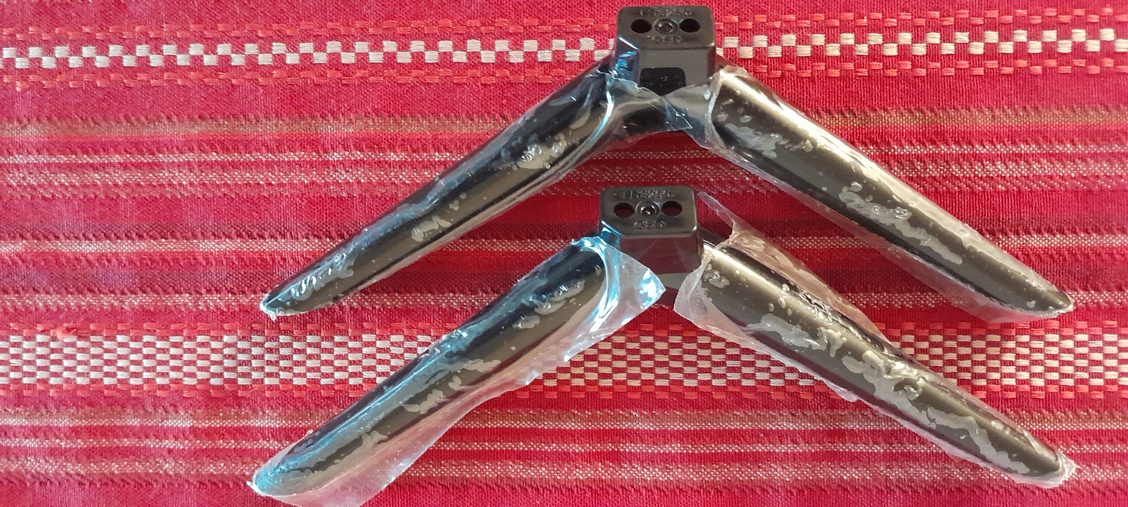 ONN Tv stand legs 100012589 has screws I SHIP FAST