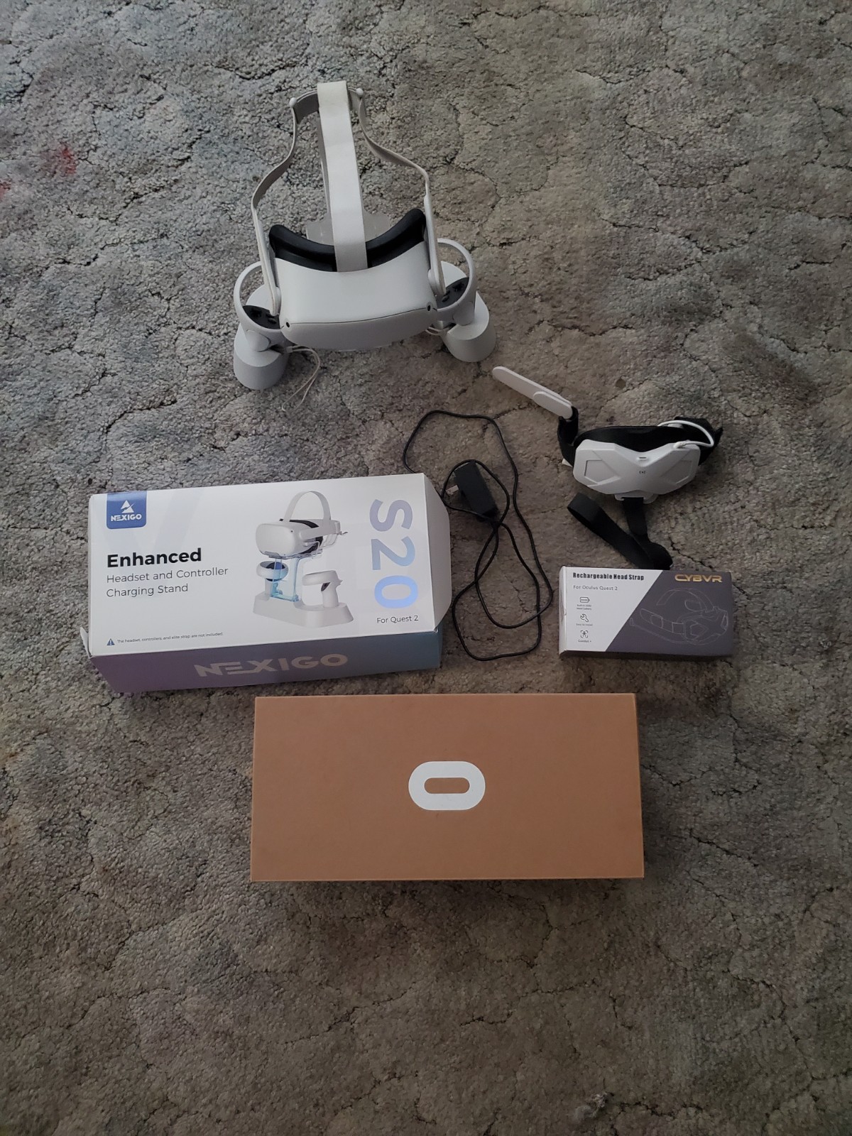 Meta Oculus Quest 2 (with controllers, charging dock and battery pack)