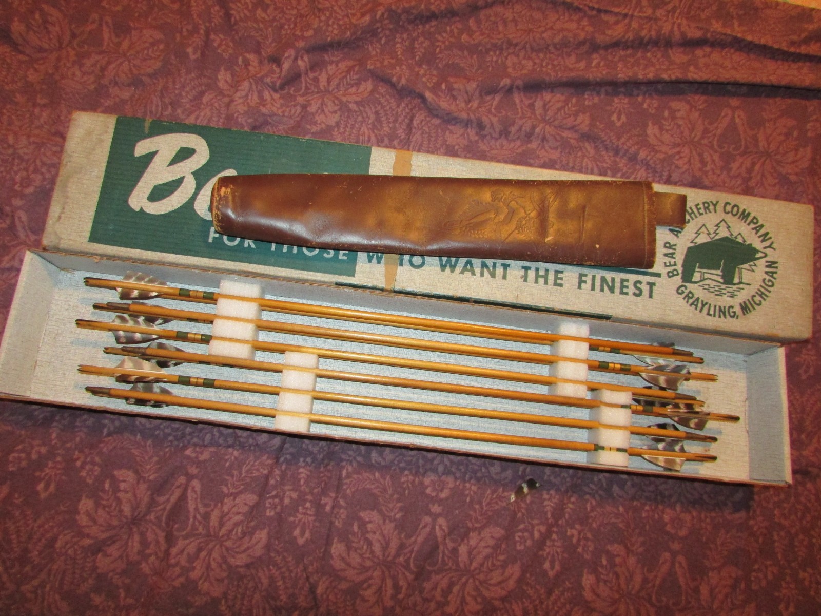 Vintage Lot x12 Custom Cedar Arrows,Quiver,Box,26.5",Bear Products Detroit,1930s
