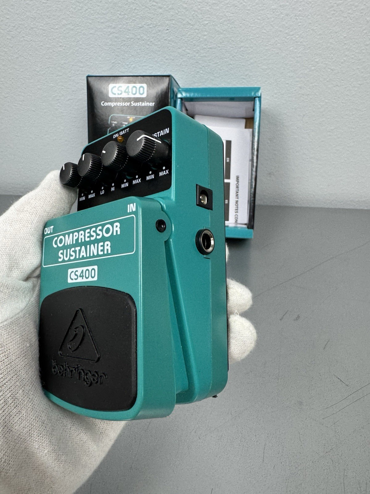 Behringer CS400 Compressor/Sustainer Guitar Effects Pedal w/ Box & Papers