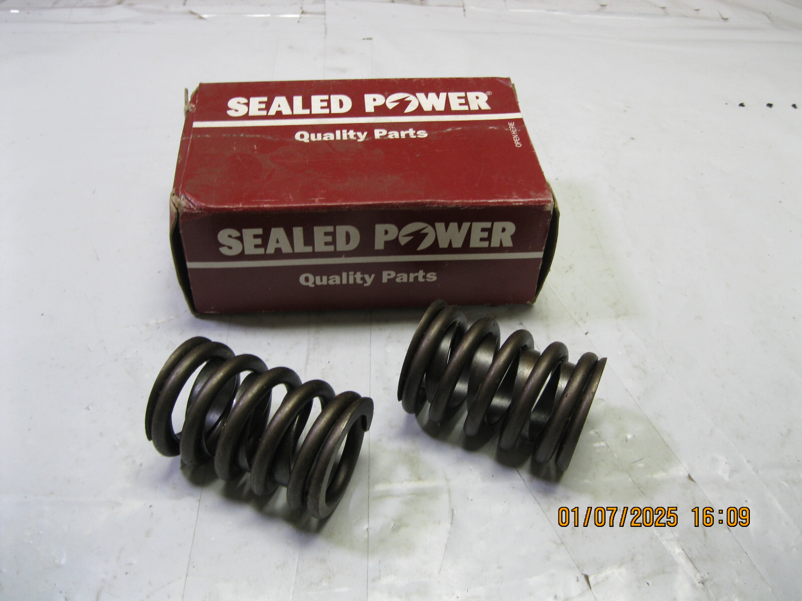 2 Engine Valve Spring Sealed Power VS-682 (2 pack)