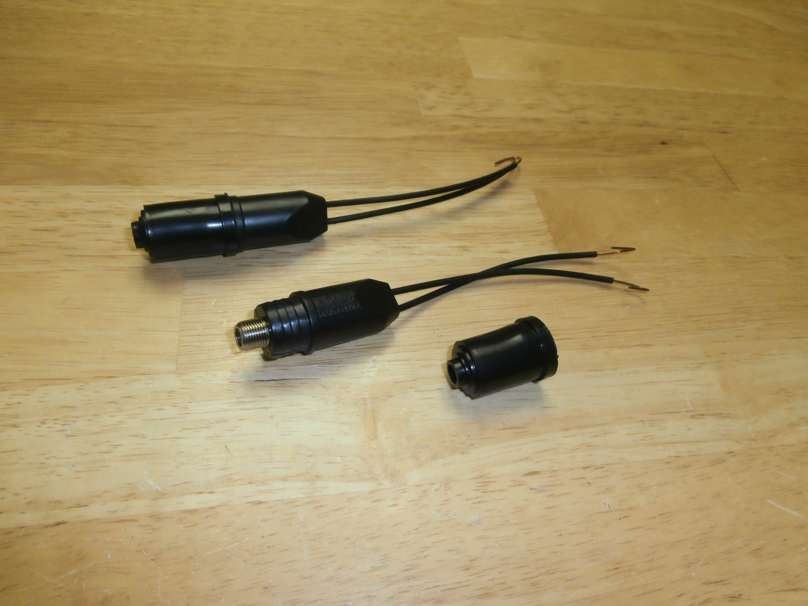 Lot/2 Outdoor 75-300 Ohm UHF/VHF/FM Matching Transformer Balun w/Boot,NEW
