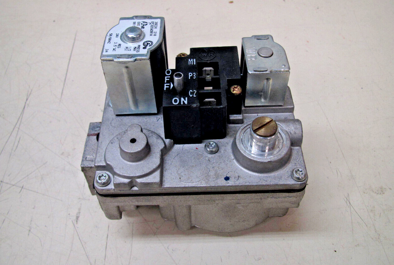 Carrier White-Rodgers 36E24-210 Furnace Gas Control Valve P/N: EF32CW201A