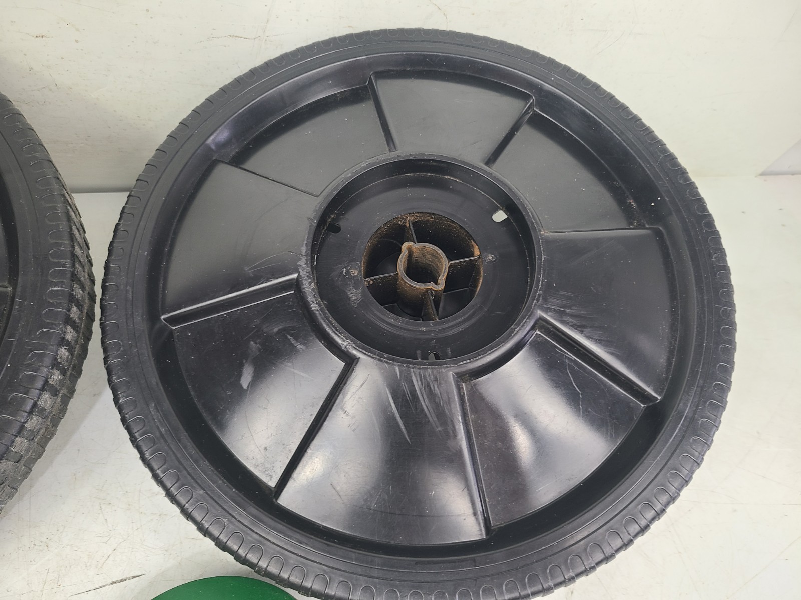 Scotts AccuGreen 2000 Adjustable Broadcast Spreader Wheel Set