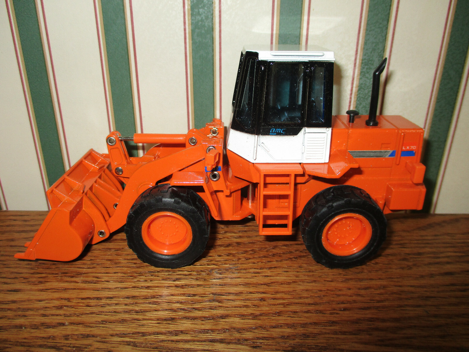 Hitachi LX70 Wheel Loader By Shinsei 1/40th Scale