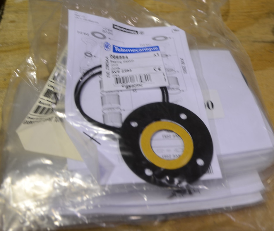 Schneider Electric Telemecanique Sealing Gasket Lot of 3 XVEZ083 New Open Box