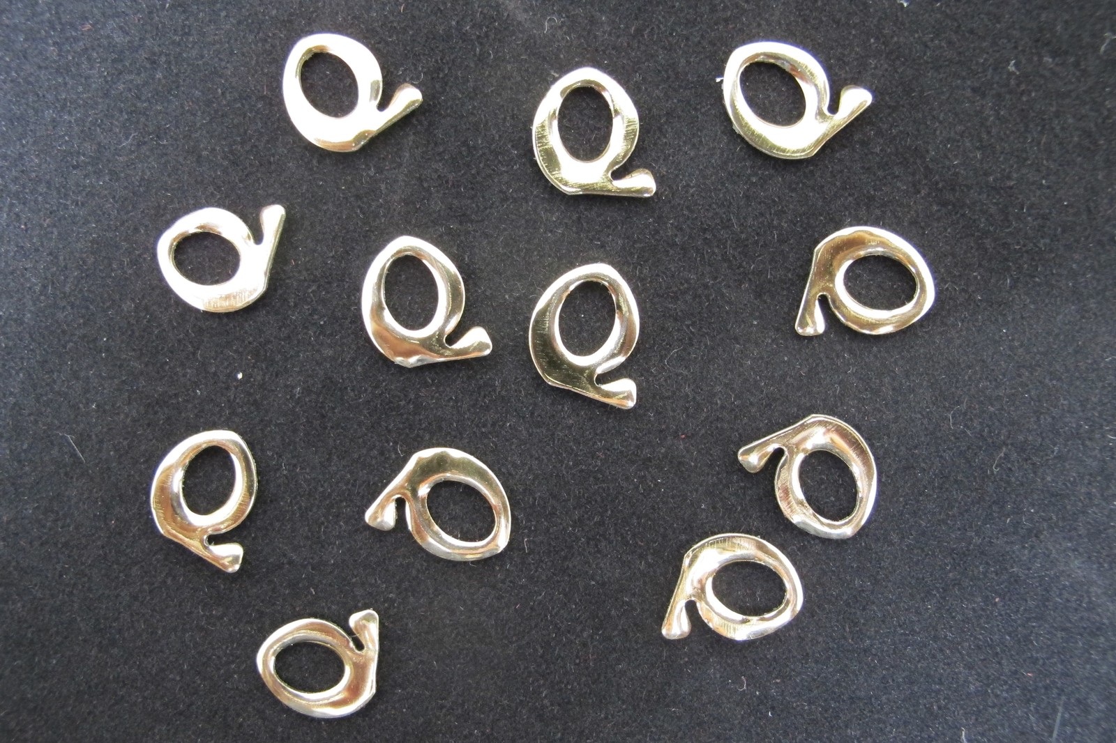 Lot 12 Pcs Rhinestud Hot Fix 10mm Gold letter Q Iron On Stud