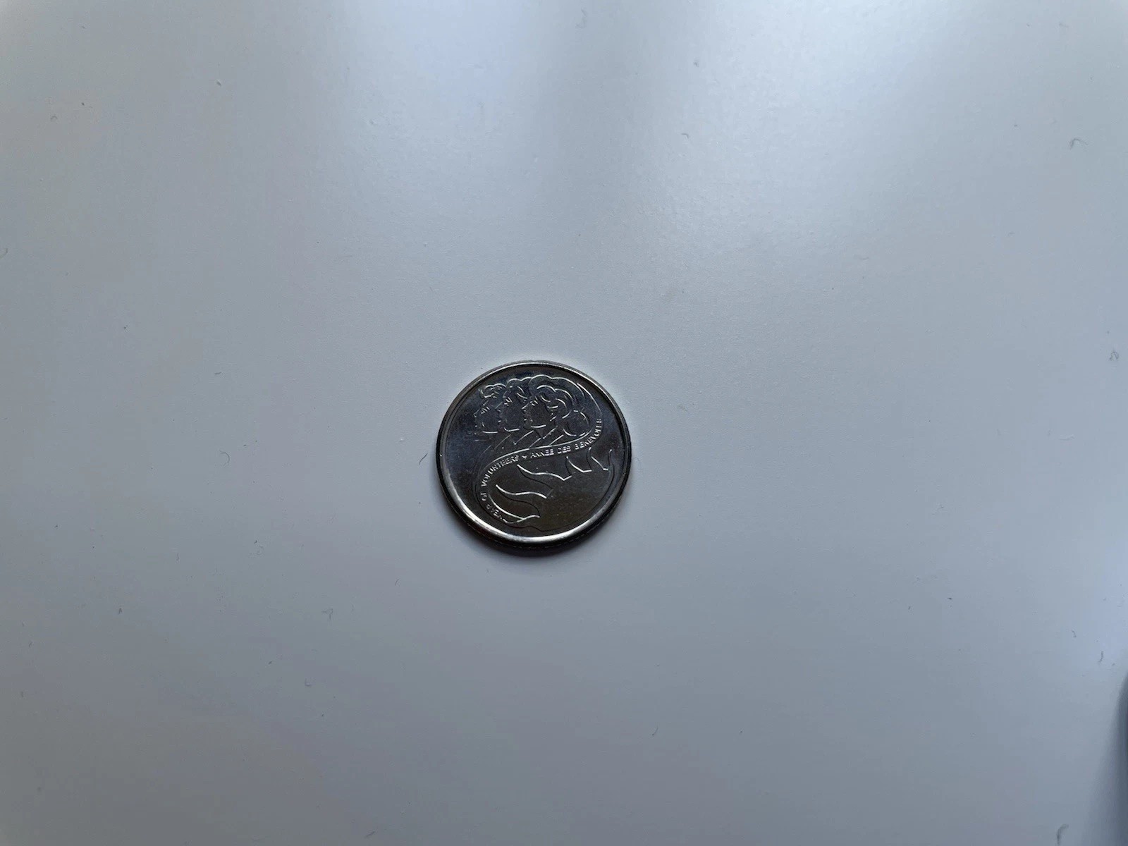 2001 Canada 10 Cents Coin The Year Of The Volunteer Circulated