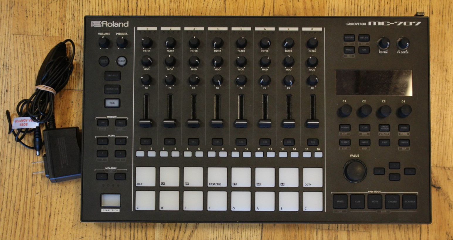 (RI1) Roland MC-707 GROOVEBOX Sampler Sequencer 8 Tracks