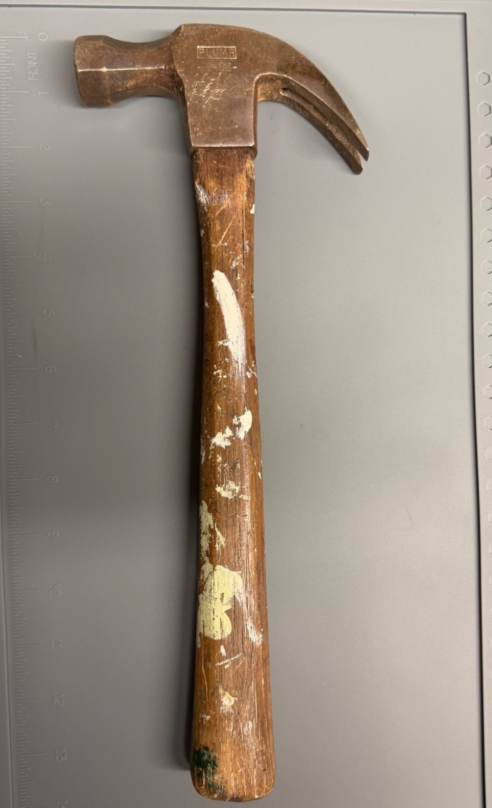 VINTAGE PLUMB 16OZ CLAW HAMMER -VERY NICE - USA - (OS1)
