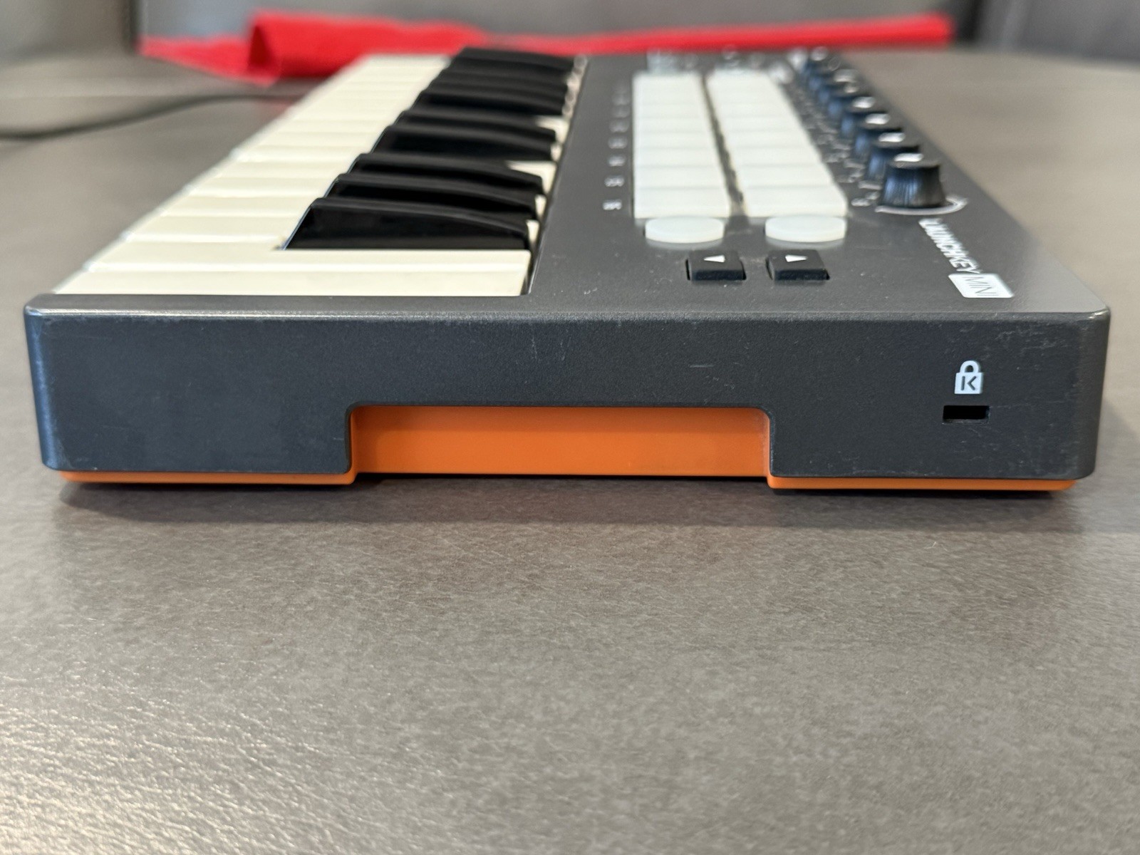 Novation Launchkey MINI 25-Key USB MIDI Keyboard Controller w/ Pads & Knobs