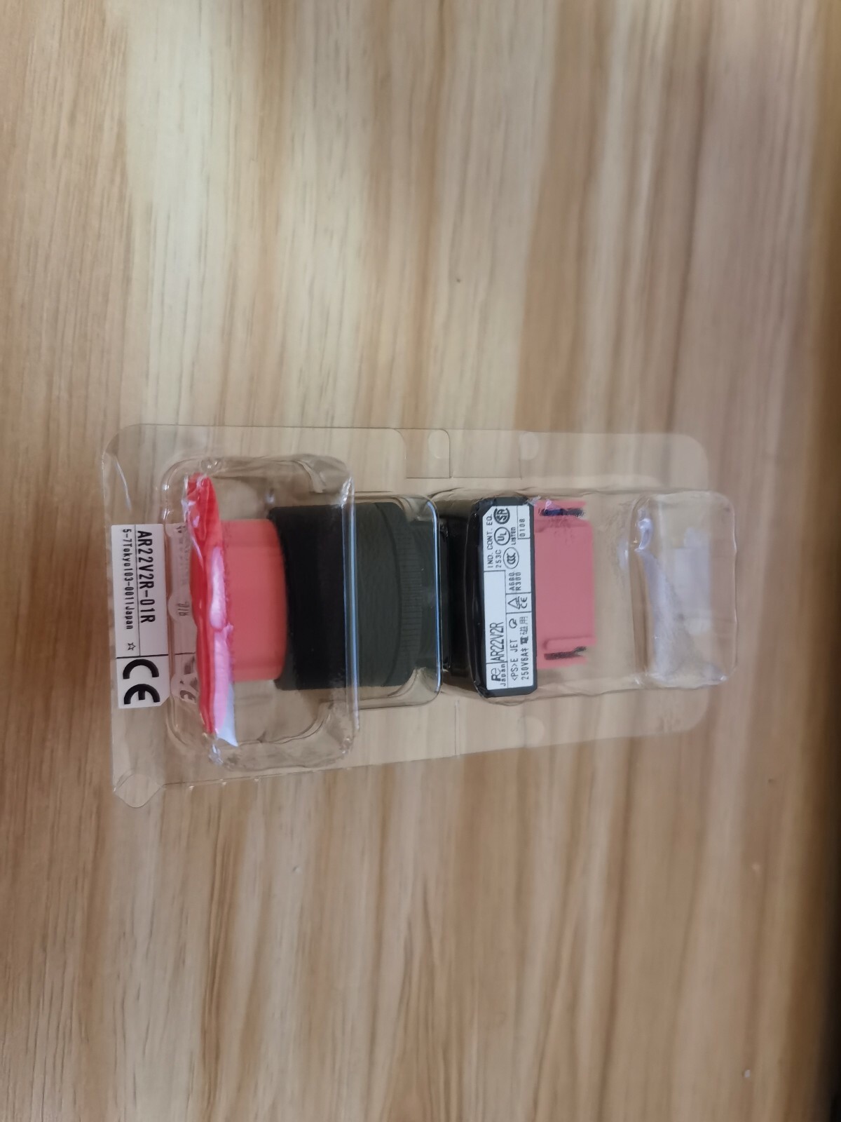 1PCS Fuji AR22V2R-01R AR22V2R01R Pushbutton,Red -New Free Ship #pp