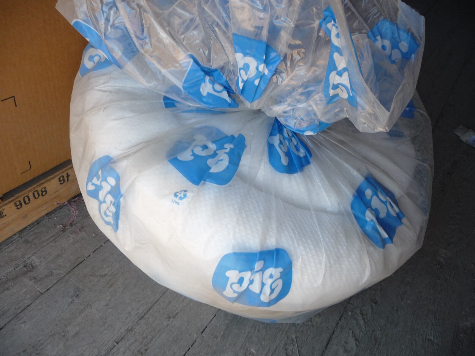 New Pig Oil-Only Absorbent Boom, 12 Gal, 5" Dia x 20' L, 2 Booms BOM408