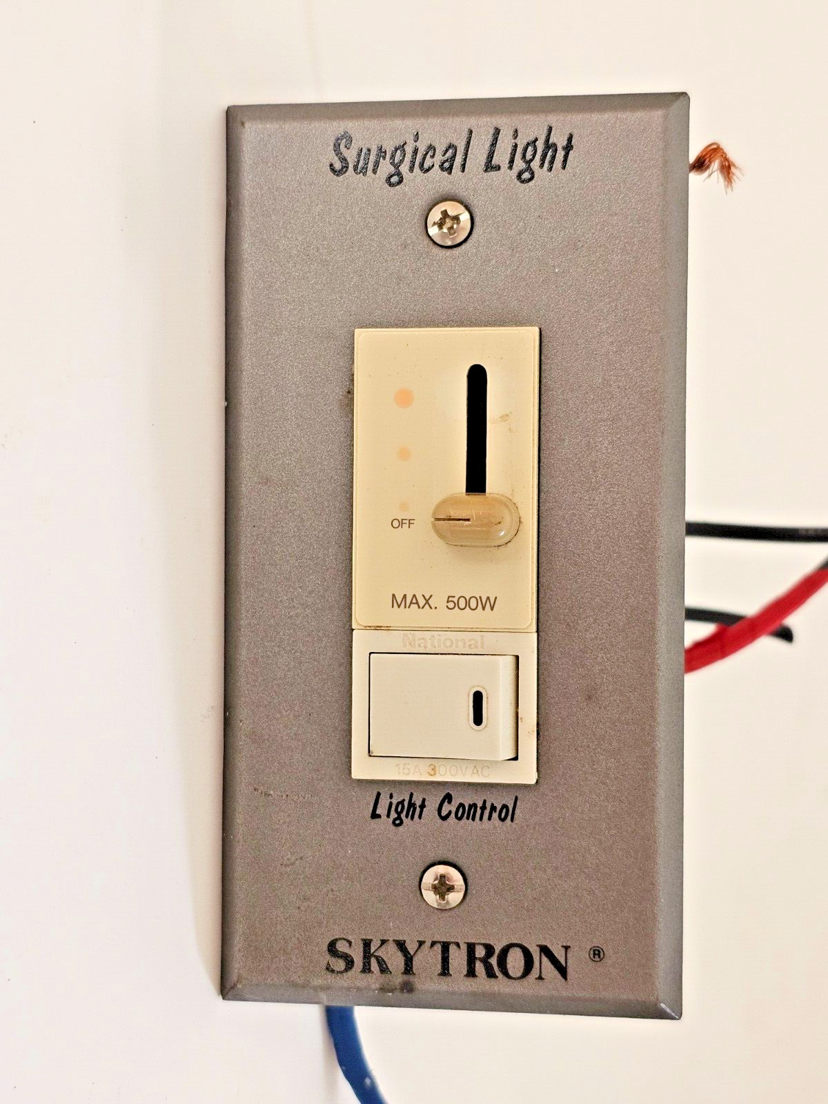 SKYTRON SURGICAL LIGHT CONTROL MAX 500W WITH NATIONAL WCZ1557 DIMMER