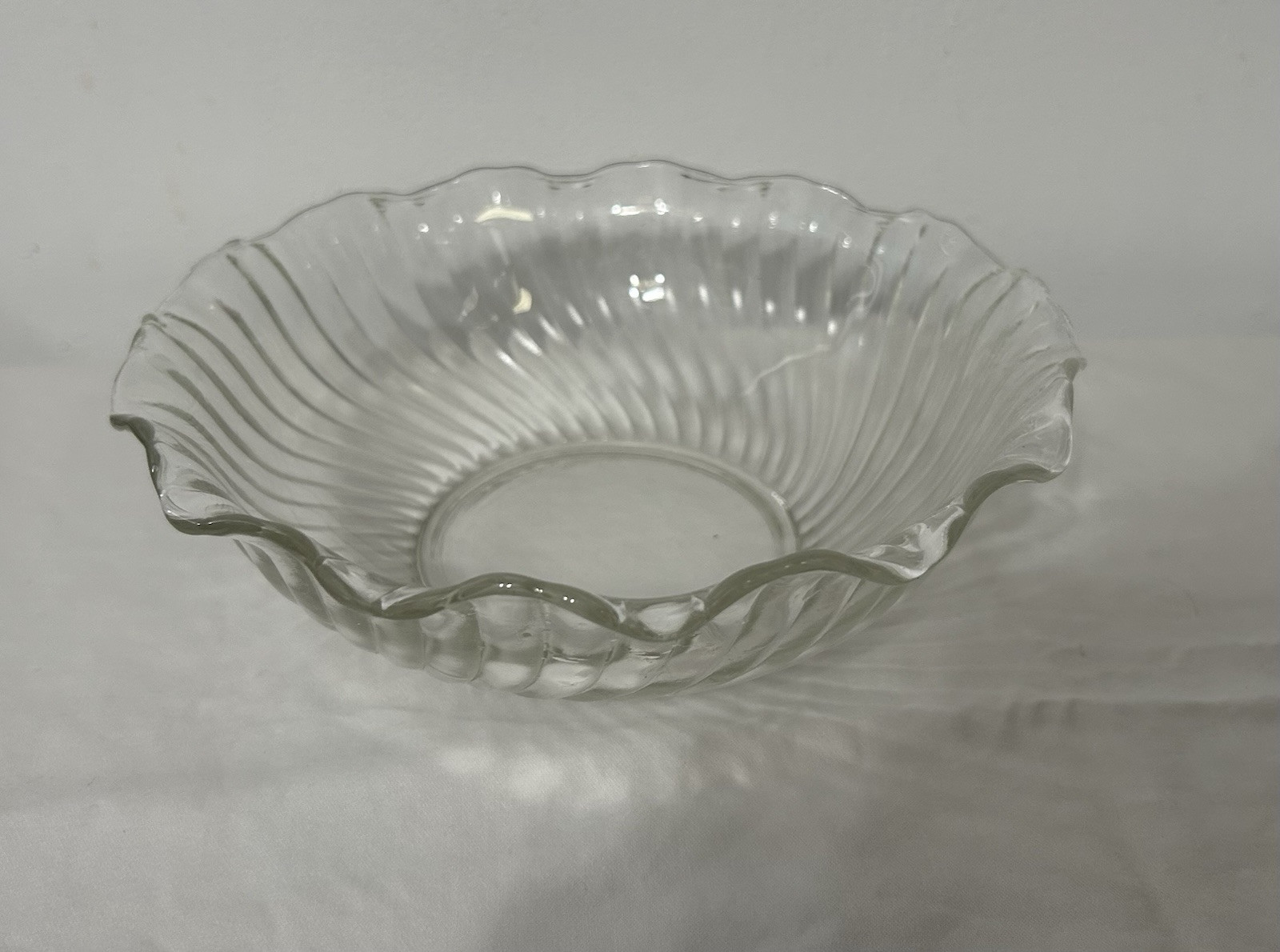Vintage Clear Glass Ruffled Rim Swirl Design Ribbed Serving Bowl 7.25” W x 2.25H