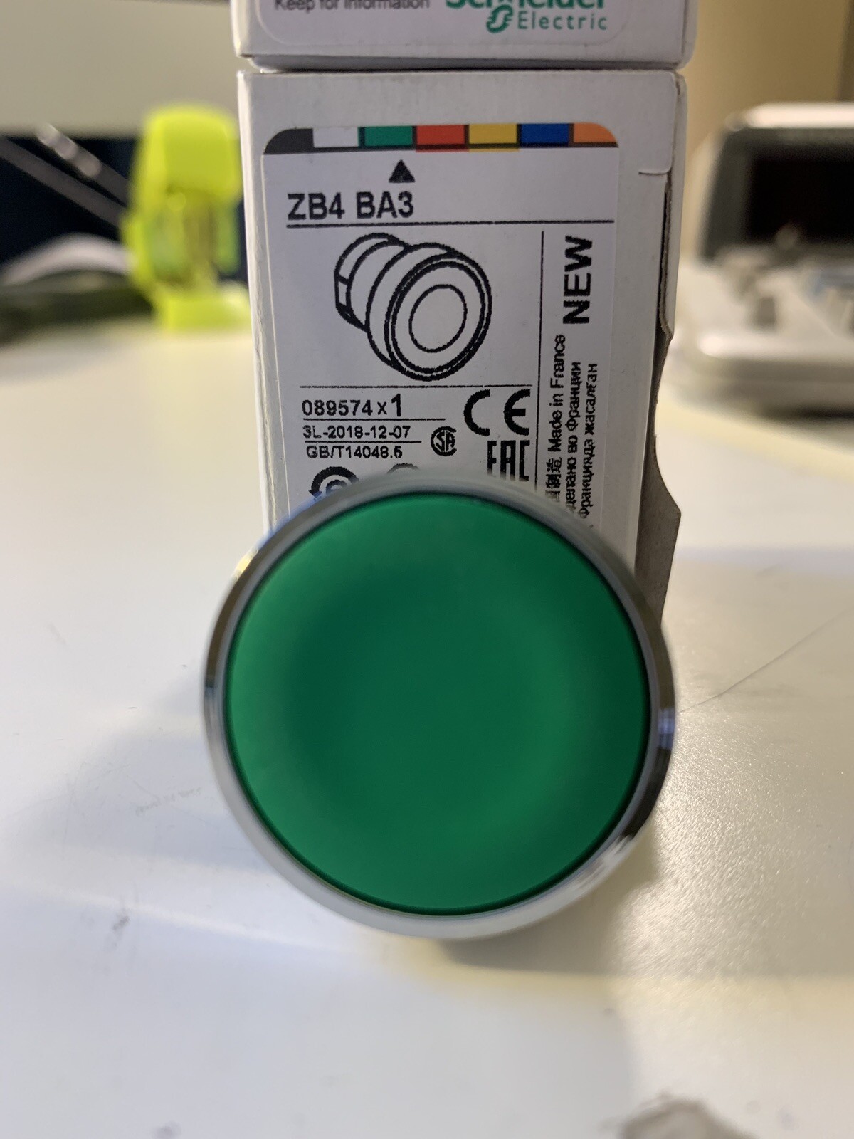 ZB4BA3  GREEN PUSH BUTTON    US STOCK  AUTHENTIC