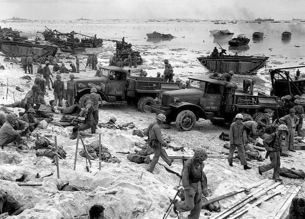 WWII Photo US Marines on Peleliu Landing Beach USMC  World War 2 WW2 USMC / 1190